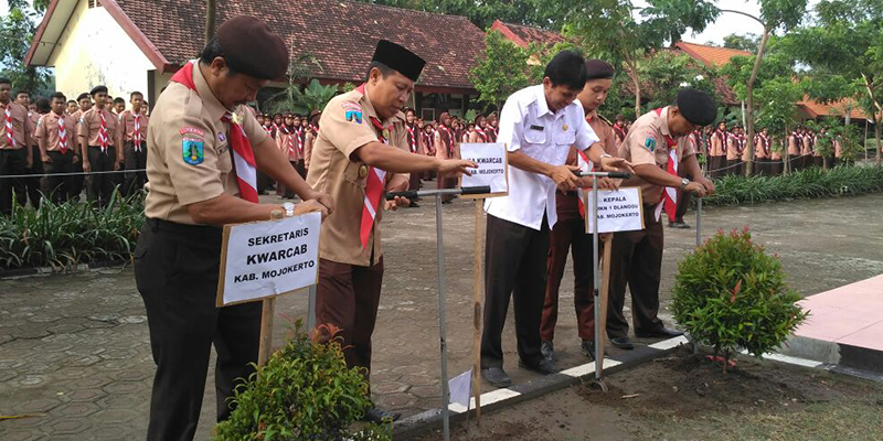 Gugus Depan 09.33-34 SMKN 1 Dlanggu Respon Cepat Program Sejuta Biopori Kwarda Jawa timur