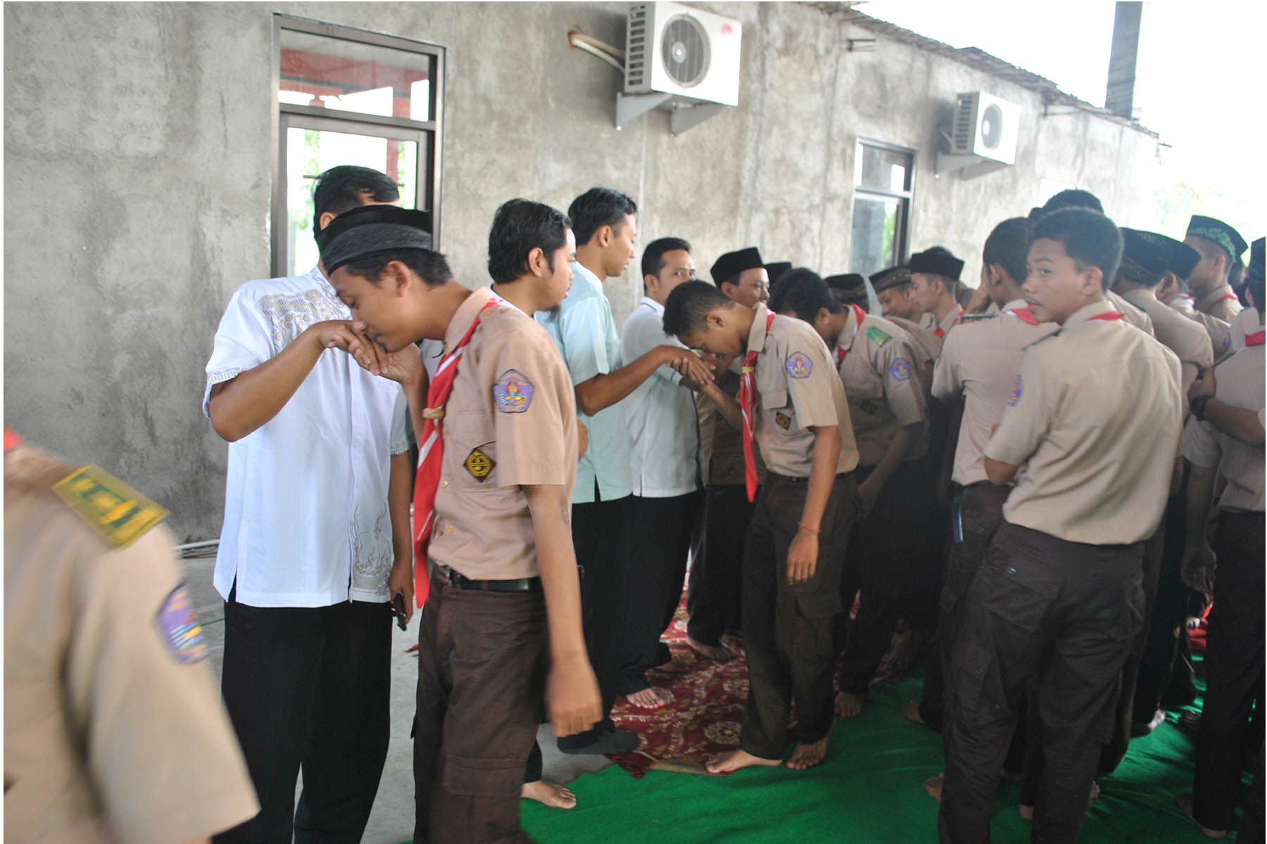 Tradisi sungkem di SMKN 1 Dlanggu